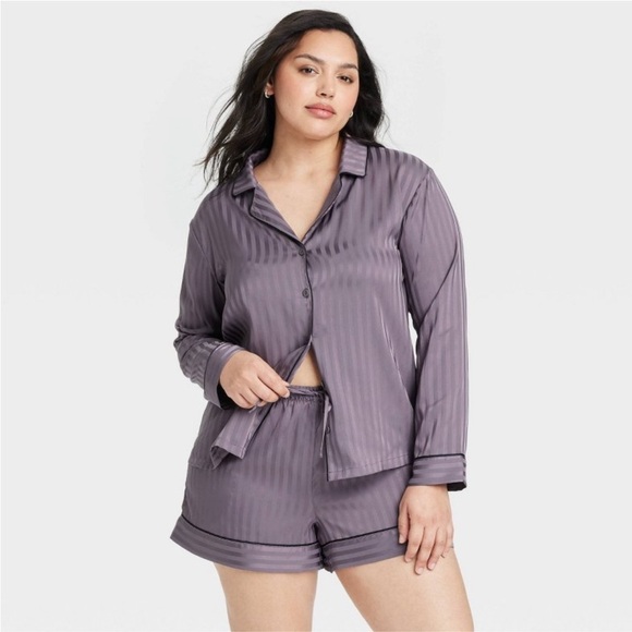 Luxury Collection Shadow
Striped Satin Notch Collar Top& Shorts Pajama Set 🆕 - Picture 3 of 10